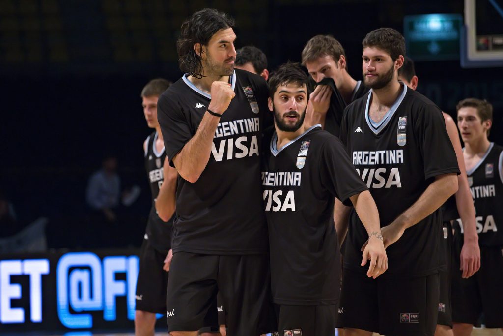 Argentina dio un paso más hacia el gran objetivo. (foto: FIBA)