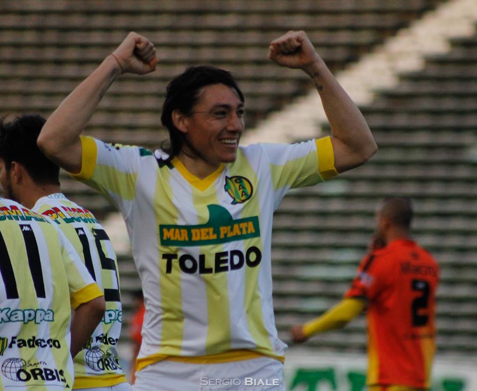 Pablo Lugüercio celebra el gol que abrió el partido. (Foto: Sergio Biale)