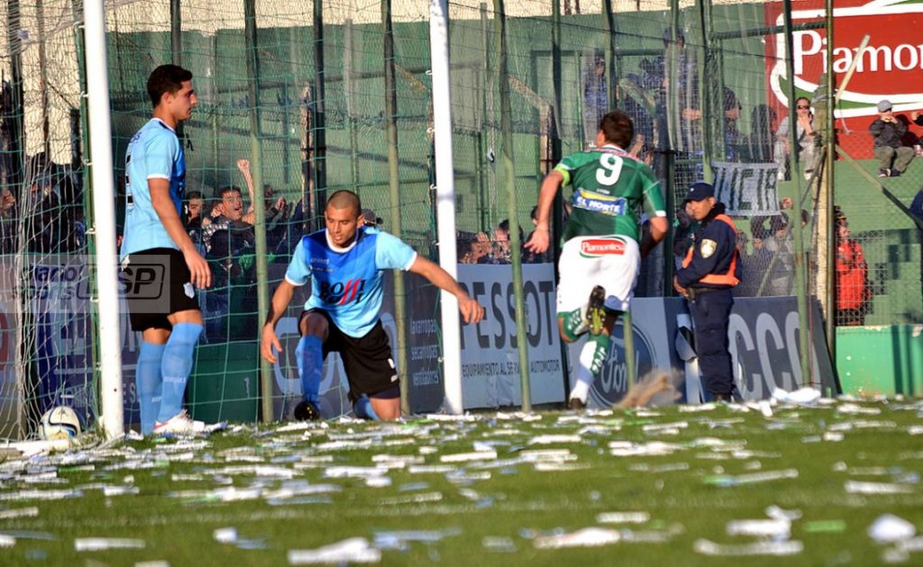 Aróstegui ya empujó la pelota al gol que le daría la victoria a su equipo. (Foto: Diario Sports)