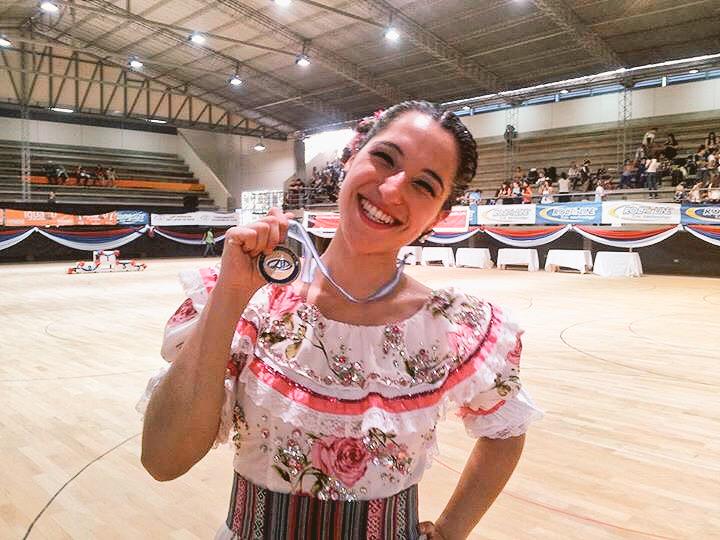 Guillermina Román luce la medalla de oro obtenida. (Foto: Twitter @clubcirculo)