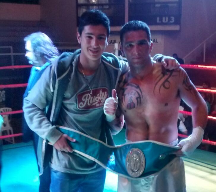 Rubén Acosta, con su hijo "Chino" sosteniendo el título Sudamericano. 