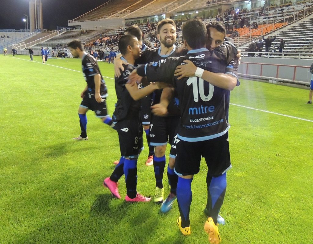 Alvarado celebra el gol de Molina que lo pone en ventaja. 