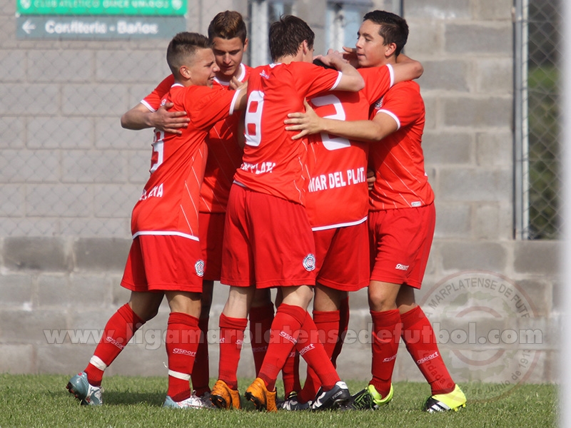 Mar del Plata Sub-15 celebra la clasificación a las semifinales. (Foto: Liga Marplatense de Fútbol)