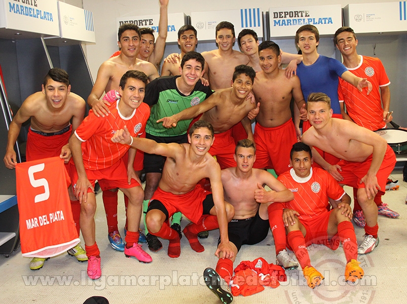 La Selección de Mar del Plata celebrando en el vestuario del Minella. (Foto. Diego Berrutti)
