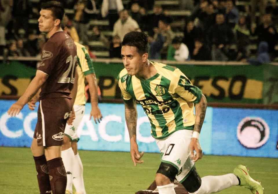 Santiago Rosales sale a gritar su primer gol en Primera. (Foto: Sergio Biale)