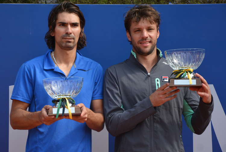 Julio Peralta y Horacio Zeballos con sus trofeos de campeones. 