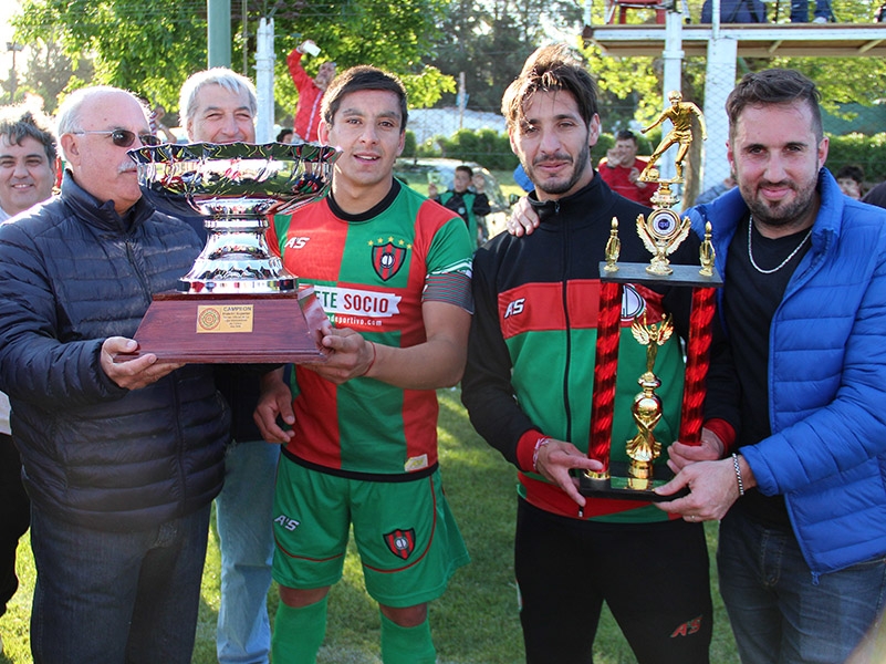 Círculo Deportivo con los trofeos el Clausura y la temporada. (Foto: Diego Berrutti)