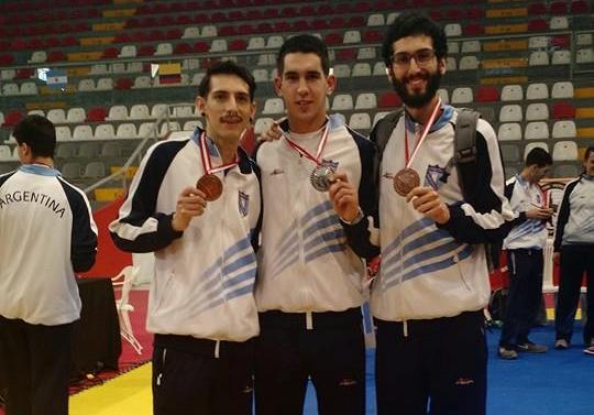 Los hermanos García con sus bronces y Ariel Prevalil con su medalla de plata. 