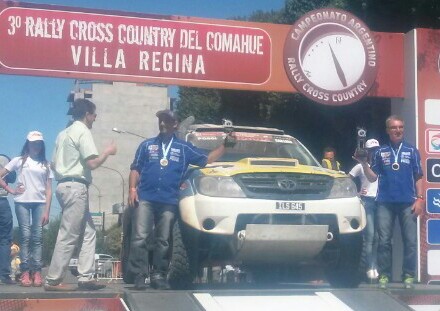 Omar Gándara y Leonardo Martínez en el podio del Rally Cross Country. 