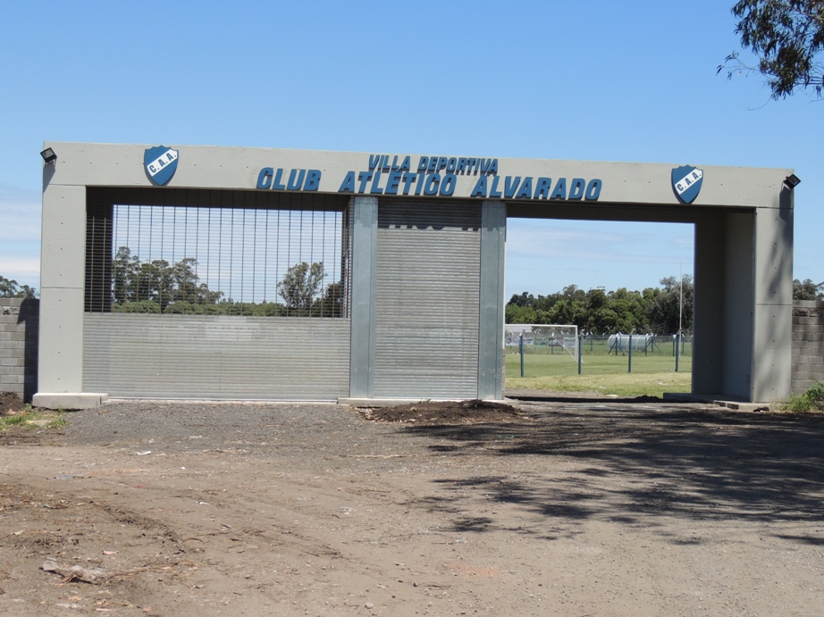 El nuevo ingreso a la Villa Deportiva de Alvarado. 