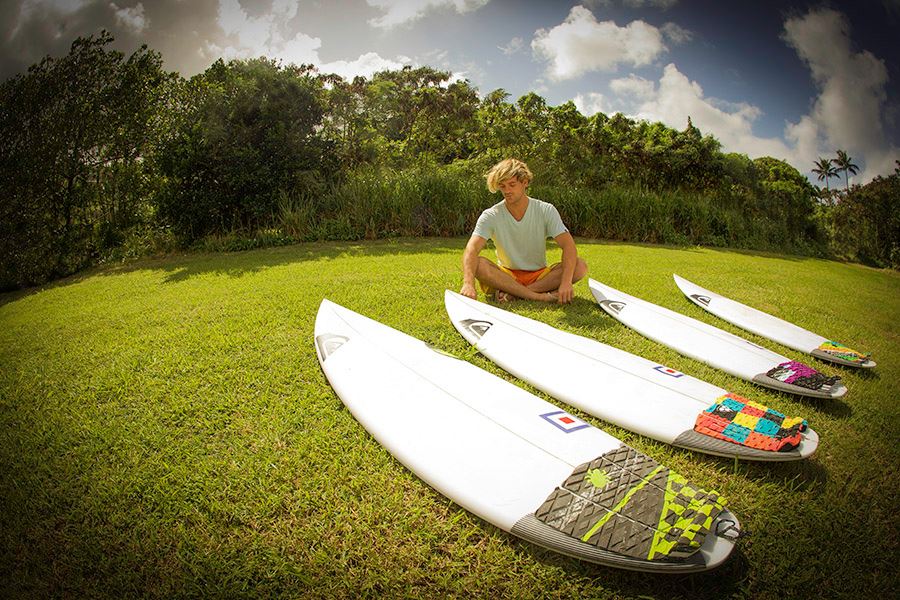 Santiago Muñiz y sus nuevas tablas en Hawaii. Cambió un par por ser olas más grandes.
