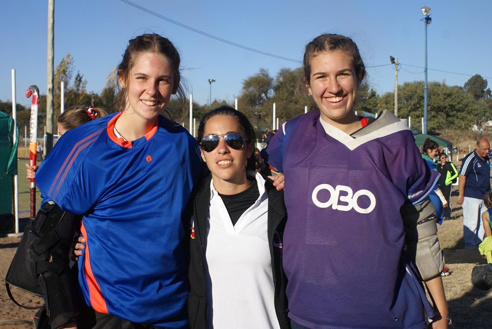 Macarena Losada, Agustina Khaski (entrenadora de ambas en la ciudad) y Lucía Ricci. (Foto: Roxana Galbiatti)