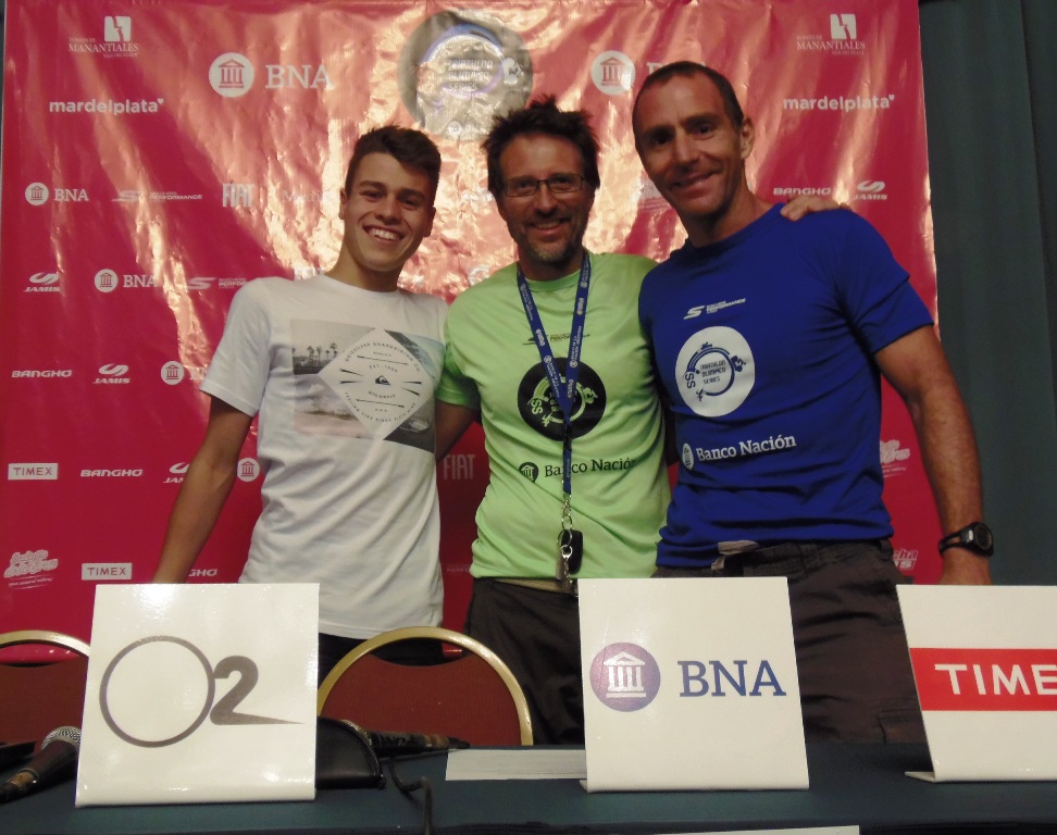 Iván Anzaldo, campeón argentino juvenil, junto a Hernán Ibáñez y Sebastián Sucari, de IS Sports.