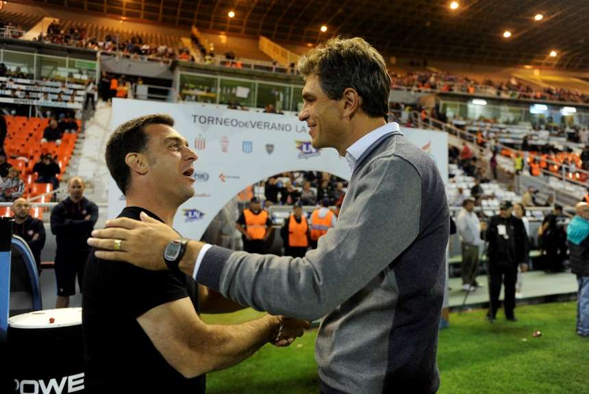 Mauricio Pellegrino saluda a Pablo Guede en el inicio del partido. (Foto: Télam)