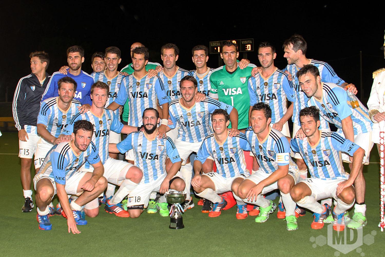 Los Leones posan con la Copa Ciudad de Mar del Plata. (Foto: Carlos De Vita)