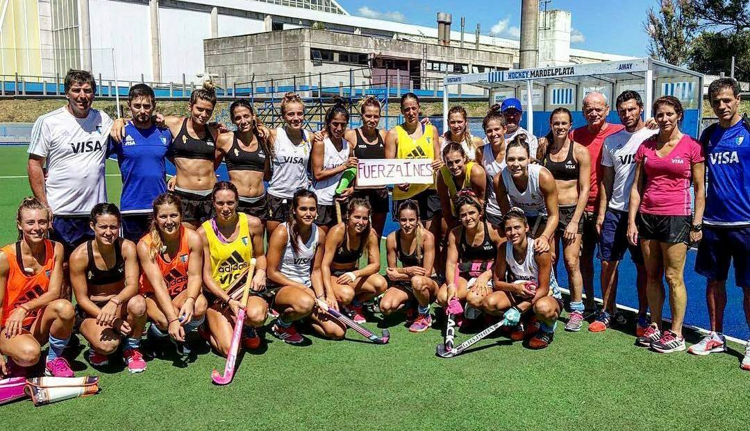El plantel de Las Leonas brindando su apoyo desde Mar del Plata mientras Inés Travi estaba internada. (Foto: Twitter Jimena Cedres)