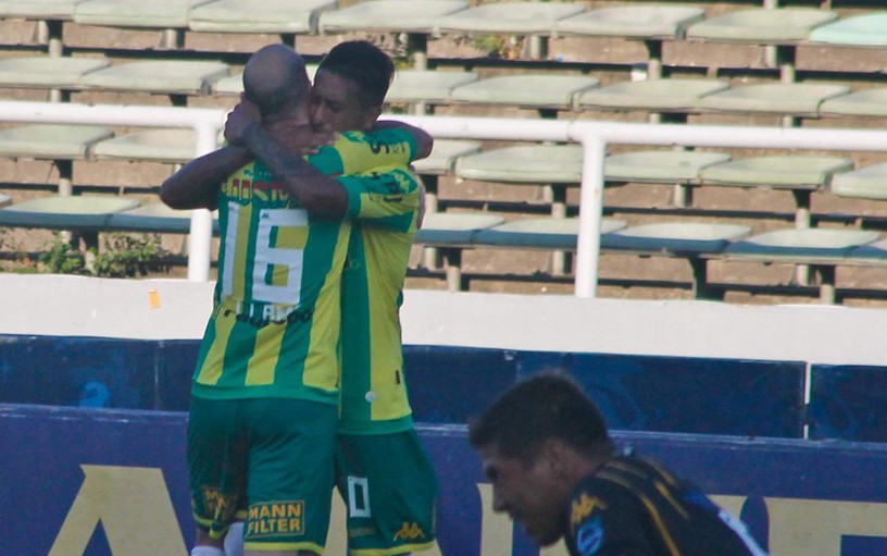 Santiago Rosales y Cristian Llama abrazados después del gol del juvenil. (Foto: Club Aldosivi)