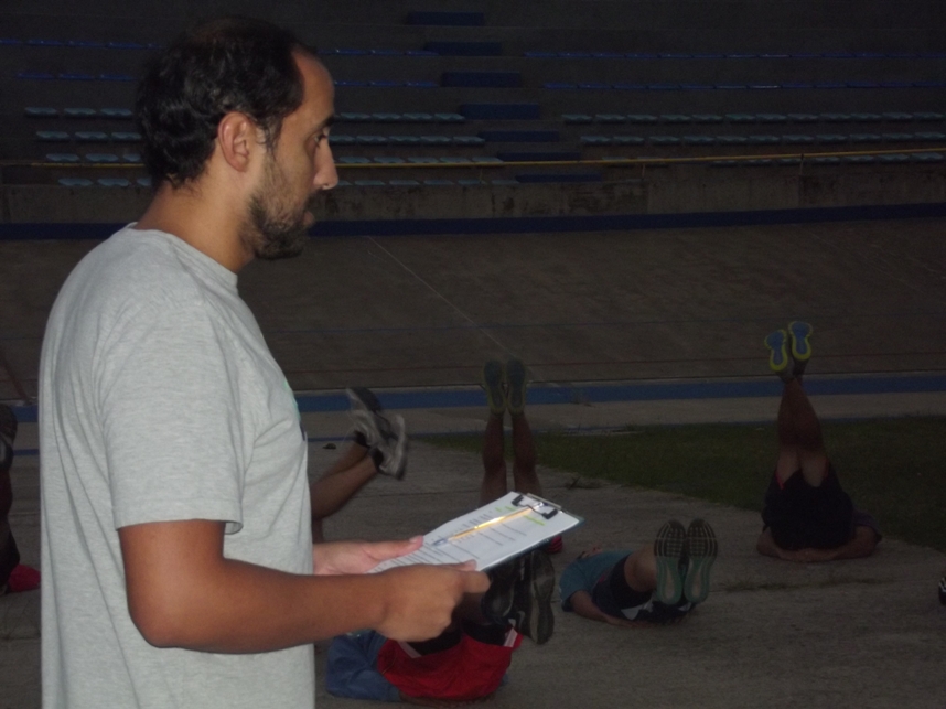 El profesor Gustavo Cuello comandando las actividades físicas. (Foto: Prensa MDQ 06 HC)