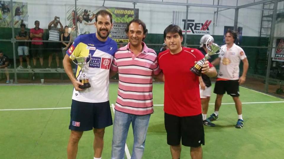 Juan Martín Díaz y Cristian Gutiérrez posan con los trofeos obtenidos junto con Damián Diez. 