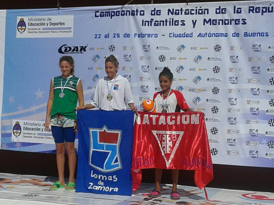 Lucía Gauna en el podio con los colores de Once Unidos. (Foto: Facebook)