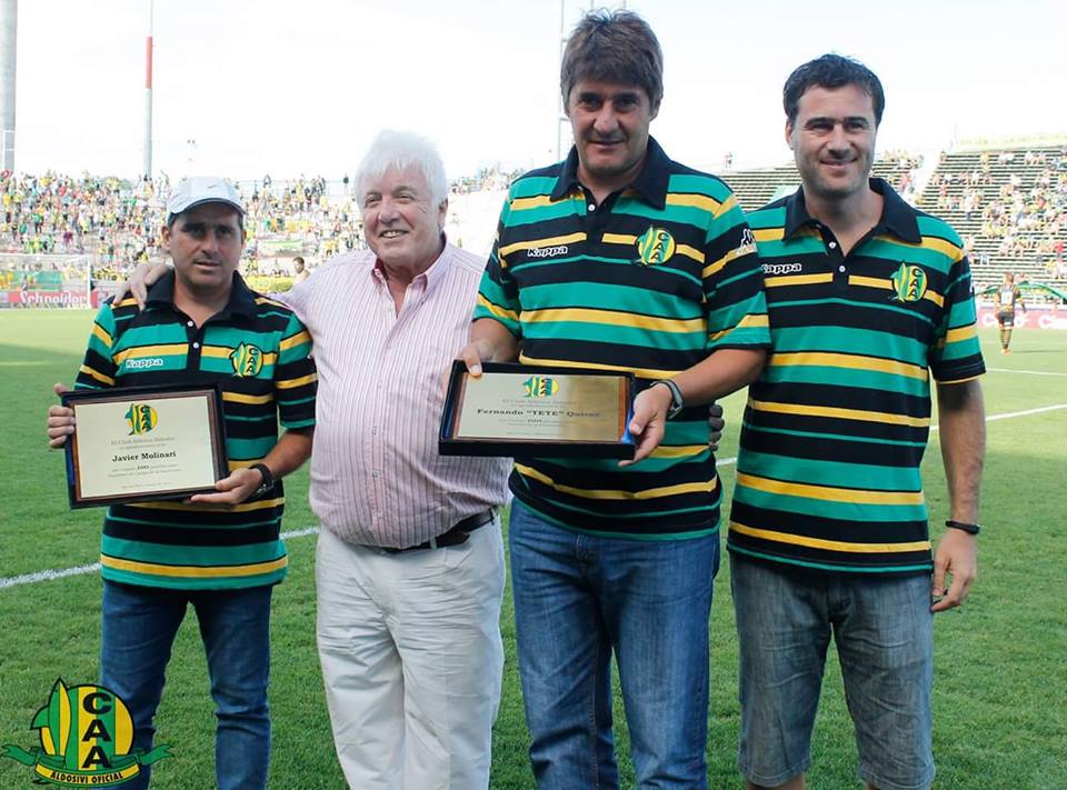 Fernando Quiroz y su cuerpo técnico recibiendo un reconocimiento por los 100 partidos al frente del plantel. (Foto: Club Aldosivi)