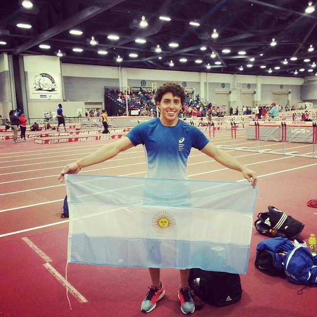 Jorge Caracassis en Estados Unidos con la bandera argentina. 