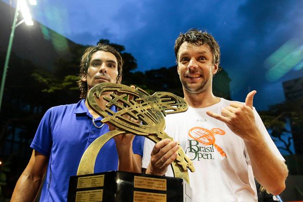 Zeballos y Peralta posan con el trofeo obtenido en San Pablo. 