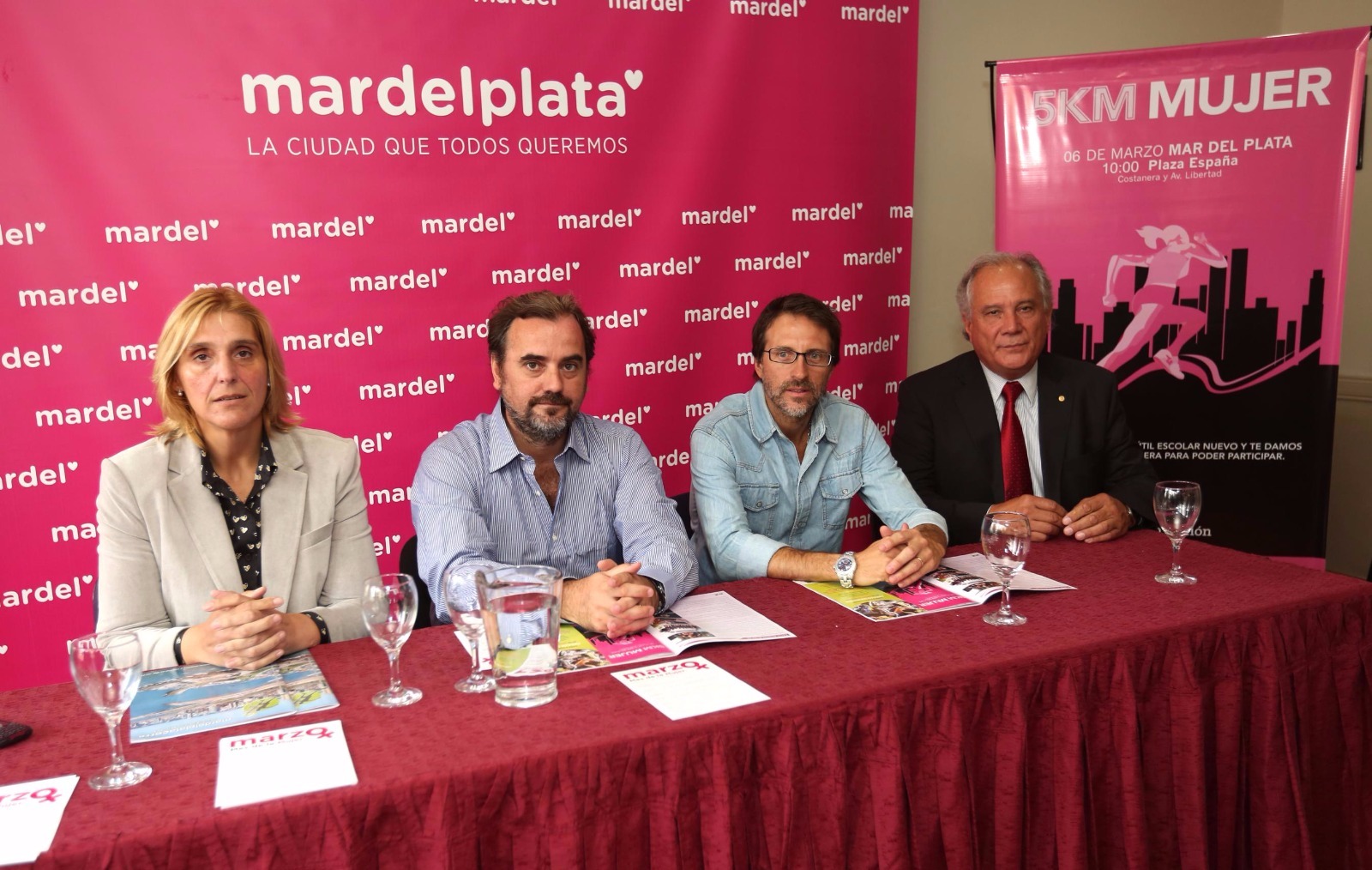 Vilma Baragiola y Emiliano Giri acompañaron en la presentación a Hernán Ibáñez. (Foto: Prensa EMDER)
