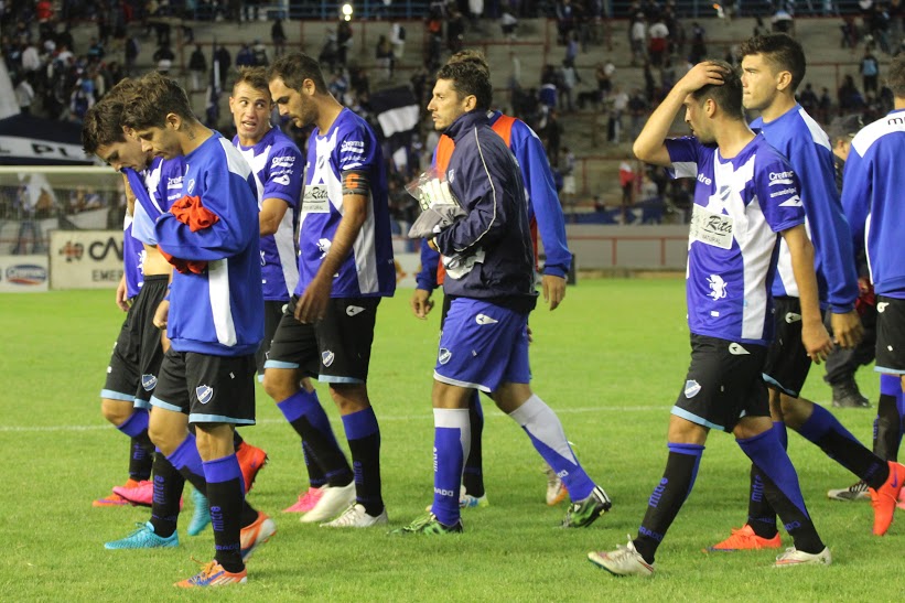 En la salida de los jugadores, el capitán Ramiro Jorge. (Foto: María Florencia Arroyos/ Prensa Alvarado)