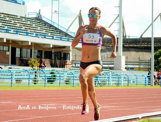 Mariana Borelli en competencia por los 800 metros.