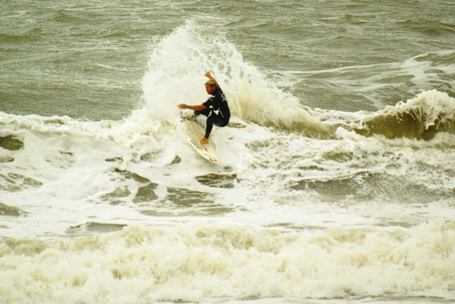 Leandro Usuna maniobrando en las olas de Mar del Plata. 