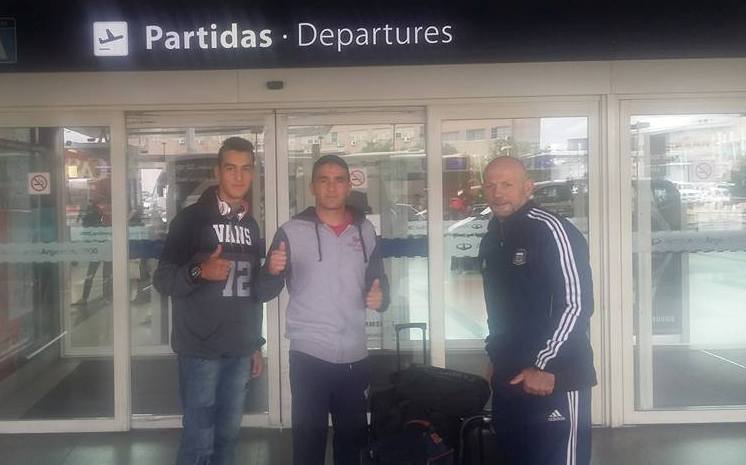 Rubén Acosta antes de viajar con su hijo Armando y Martín Aiello. (Foto: Facebook)