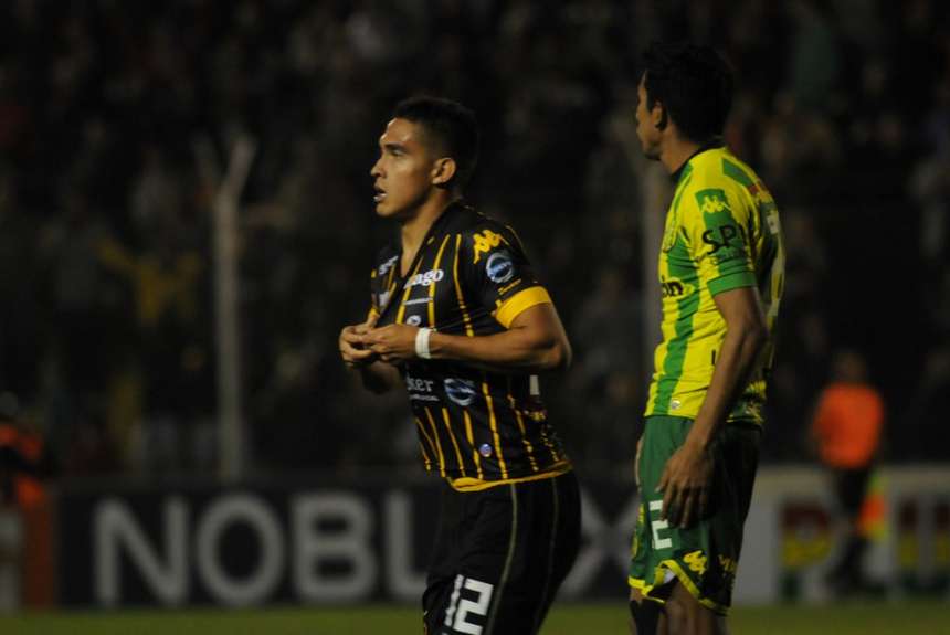 Gaona Lugo celebra el gol que abrió el partido. 