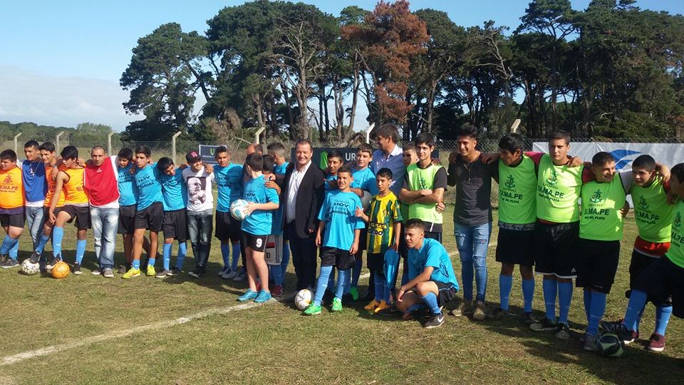 De traje en medio de los chicos, Fabián Messina, junto con Quiroz, Botella y jugadores de ambos clubes. (Foto: Gentileza de Javier de Acevedo Ramos)