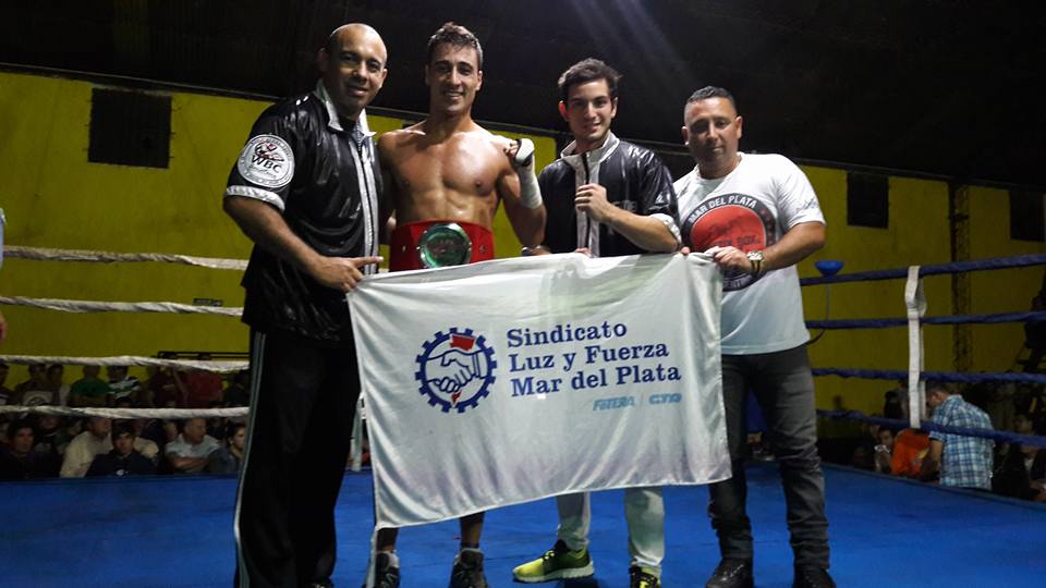 Tupac Novillo luciendo su cinturón de Campeón Bonaerense junto con su rincón y Mauricio Doval de Bristol Box Combat. (Foto: Facebook)