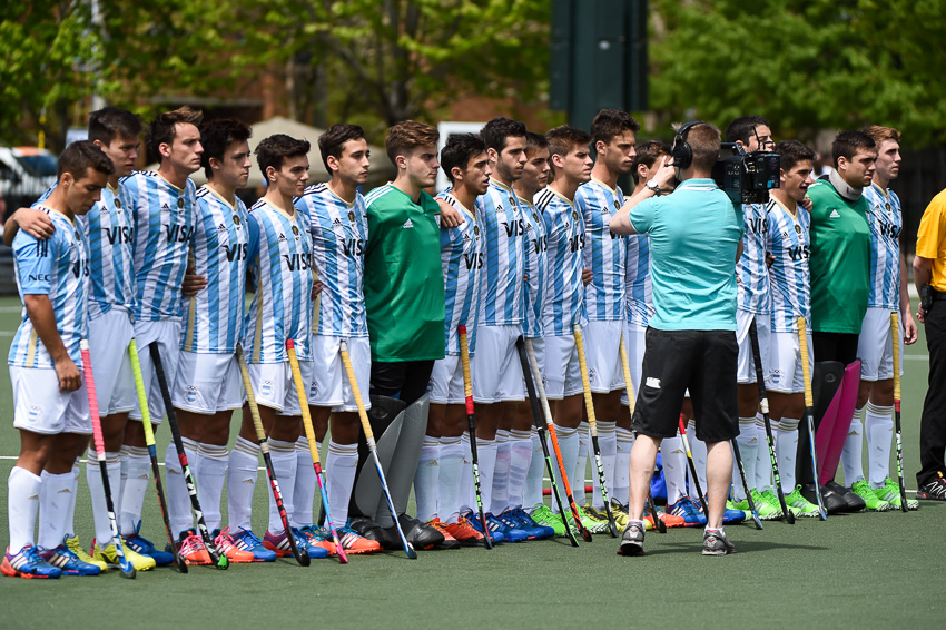El equipo argentino cantando el himno antes del inicio del partido. 