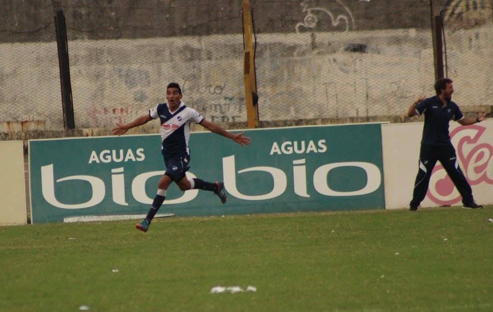 Morán celebra su primer gol con la camiseta de Alvarado. 