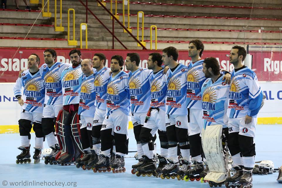 El equipo argentino formado cantando el himno. (Foto: World Inline Hockey)