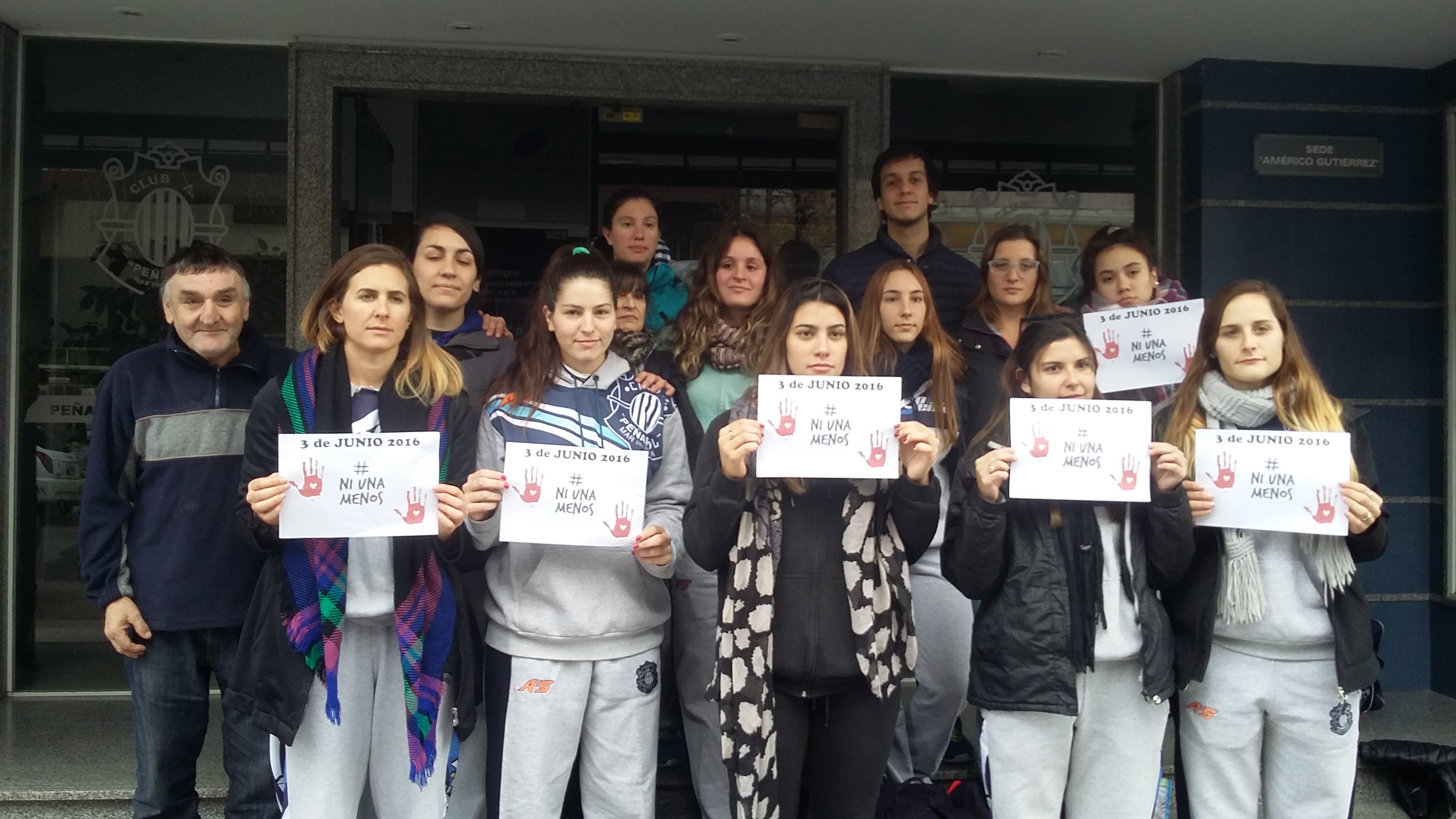 Antes de viajar, las chicas de Peñarol dieron su mensaje sobre la violencia de género. 