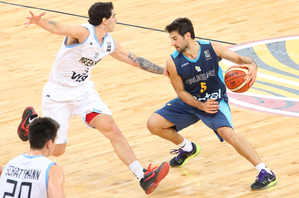 Luca Vildoza marcando a Bruno Fittipaldo (Foto: FIBA)