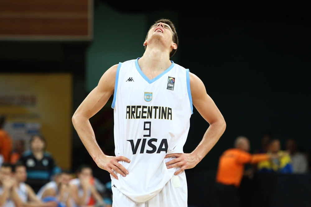 Nicolás Brussino se lamenta la derrota de Argentina. (Foto: FIBA)
