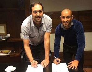 Roberto Brum firmando su contrato en Buenos Aires con Aldosivi. (Foto: Club Aldosivi)