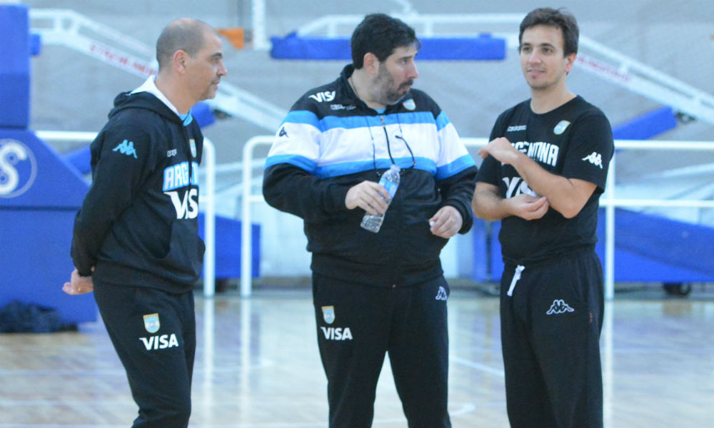 Sergio Hernández con parte de su cuerpo técnico, Gonzalo García y Nicolás Casalánguida.