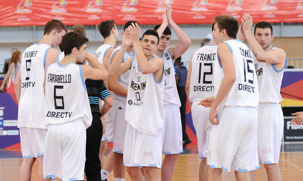 El seleccionado argentino y su saludo final luego del 13º puesto. (Foto: FIBA)