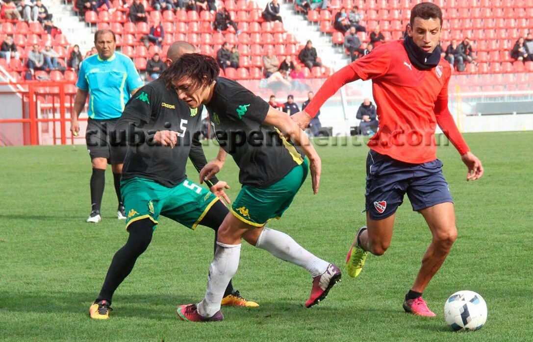 Jorge Ortiz con la pelota ante la marca de Lugüercio. (Foto: Independiente)