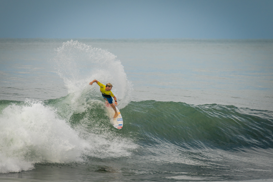 Leandro Usuna maniobrando en las olas costarricenses. (Foto: ISA / Evans)
