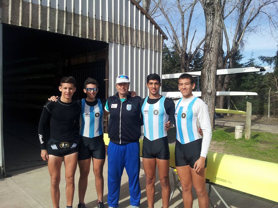 El cuádruple par de remos cortos argentino junior con Emiliano Soria (el primero de derecha a izquierda) 