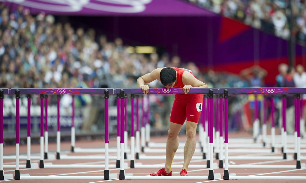 LOND02 LONDRES (REINO UNIDO) 07/08/2012.- El atleta chino Xiang Liu muestra su frustración al perder una de las mangas de clasificación de los 110m valla masculino de la competición de Atletismo al chocar con una valla en los Juegos Olímpicos de Londres (Reino Unido) hoy, martes 7 de agosto de 2012. EFE/ JEAN-CHRISTOPHE BOTT