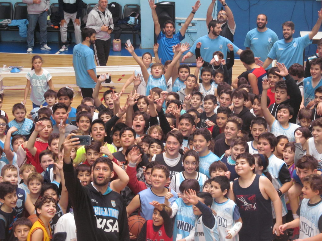 Patricio Garino sacandose la selfie con el grupo de jugadores que asistieron. (Foto: Club Unión)