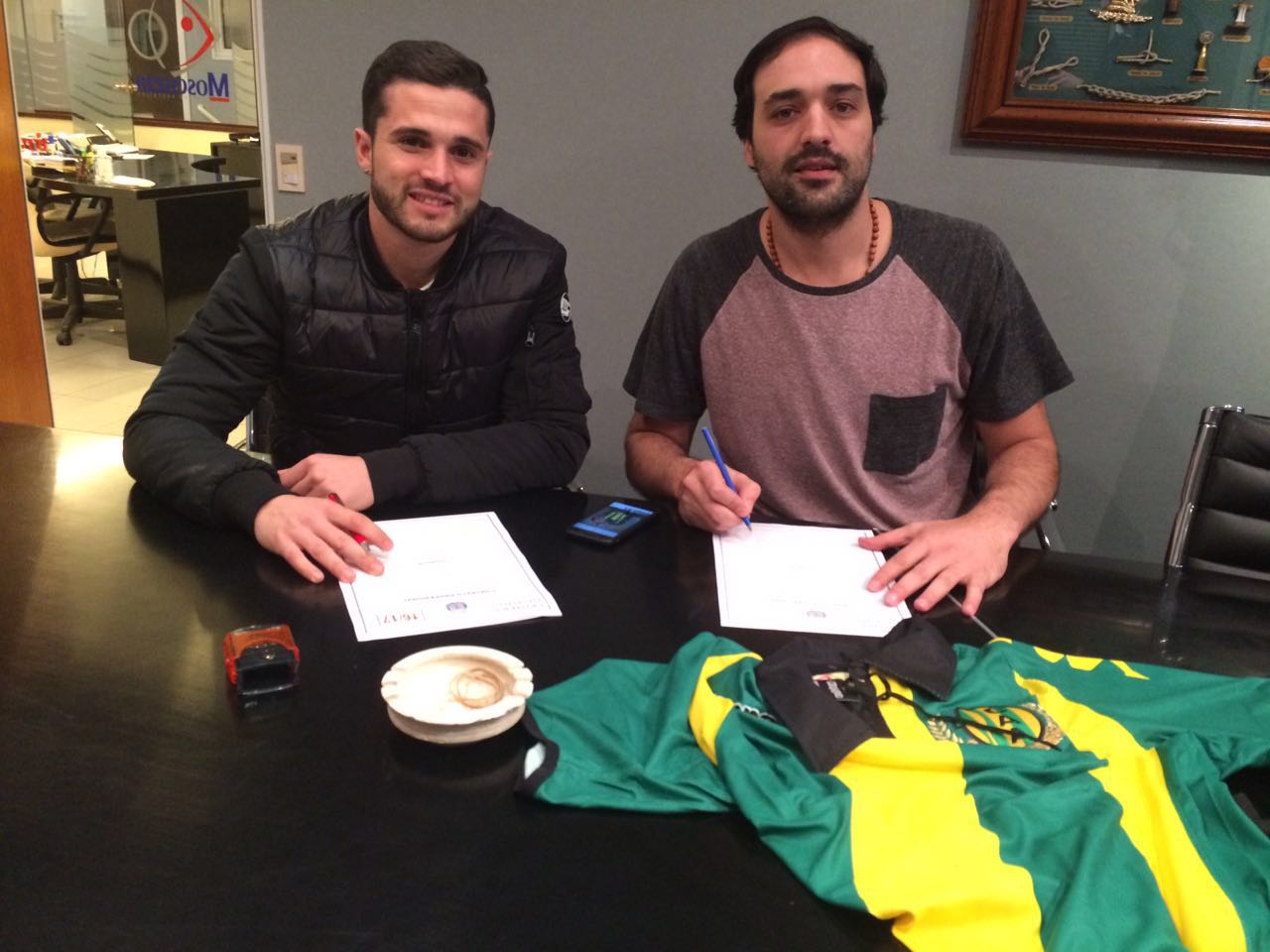 Joel Acosta firmando esta noche su contrato. (Foto: Prensa Aldosivi)